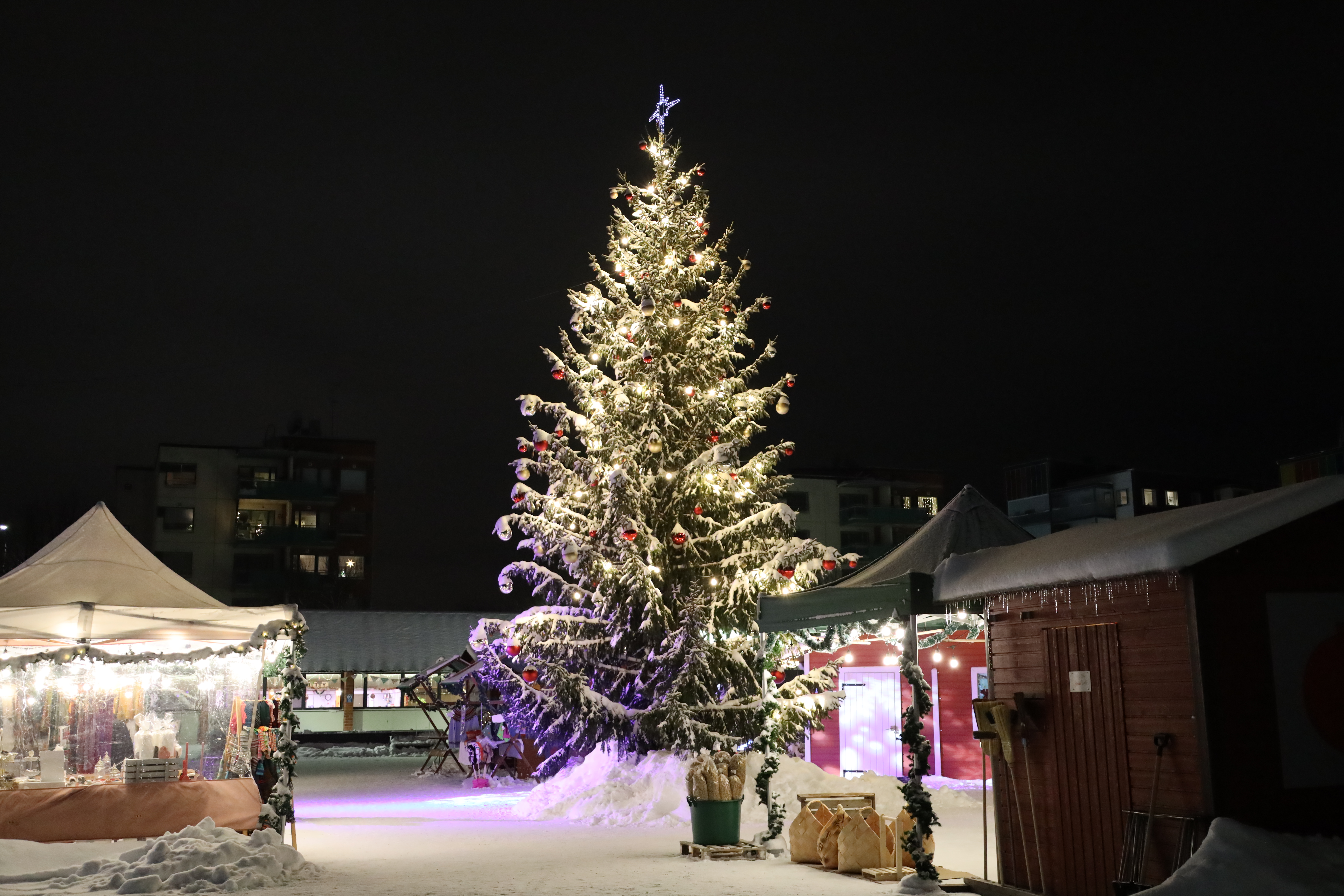 LappeenrantaFI/Tapahtumat ja tilat/Joulutori illalla (11).JPG